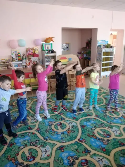 Начинаем день с зарядки средняя группа.jpg